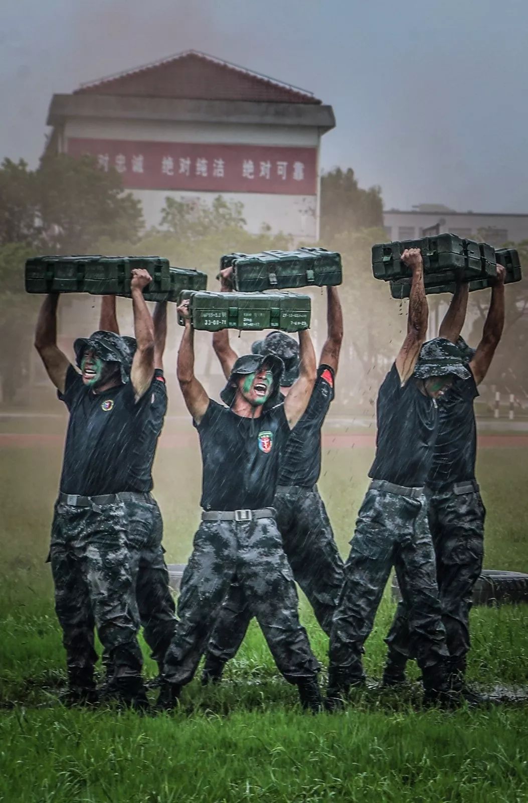 [中国军网]张张是大片！这场雨中练兵太酷了~