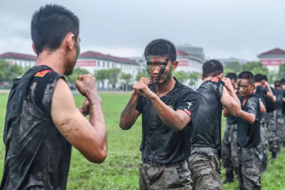 [中国军网]张张是大片！这场雨中练兵太酷了~