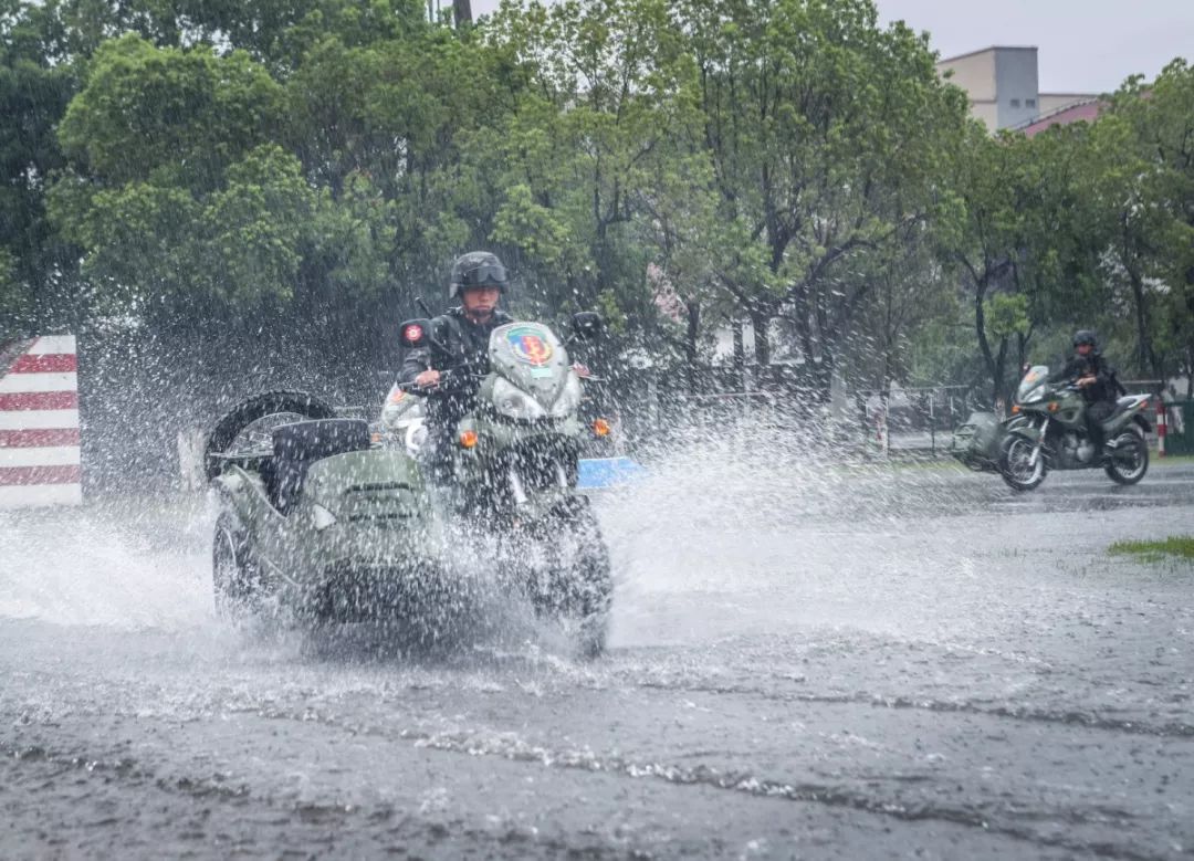 [中国军网]张张是大片！这场雨中练兵太酷了~