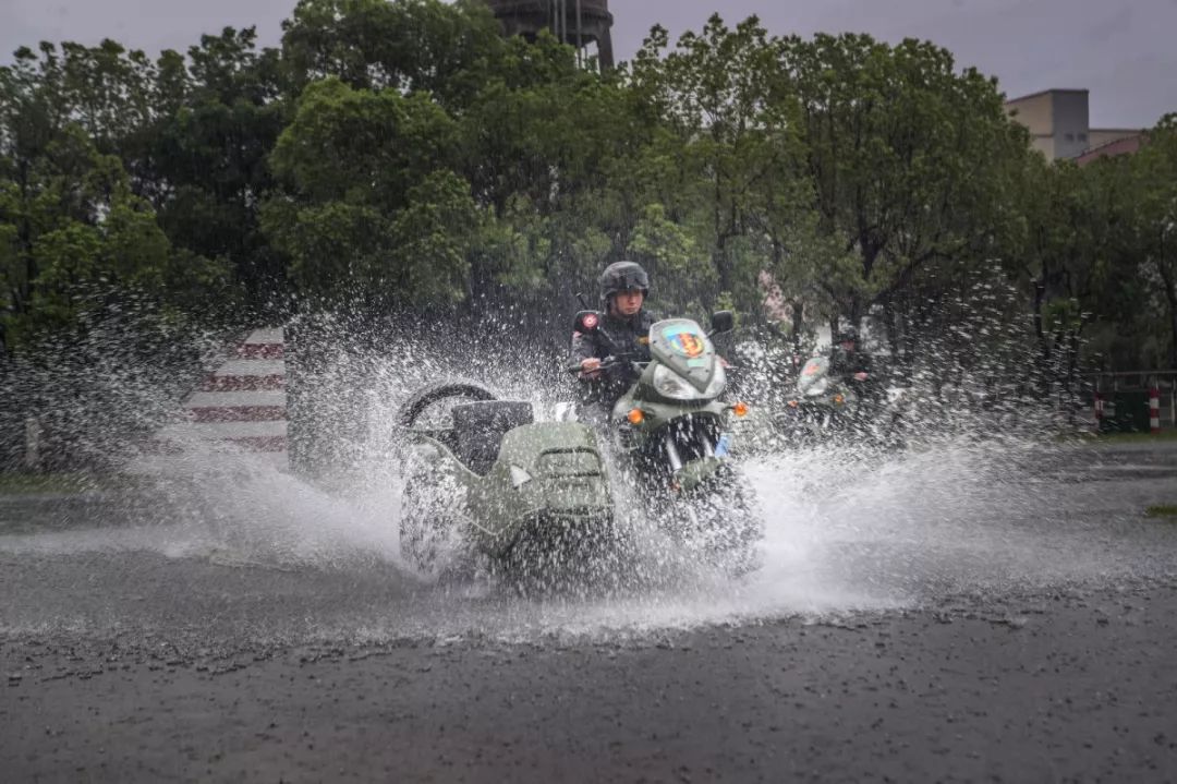 [中国军网]张张是大片！这场雨中练兵太酷了~