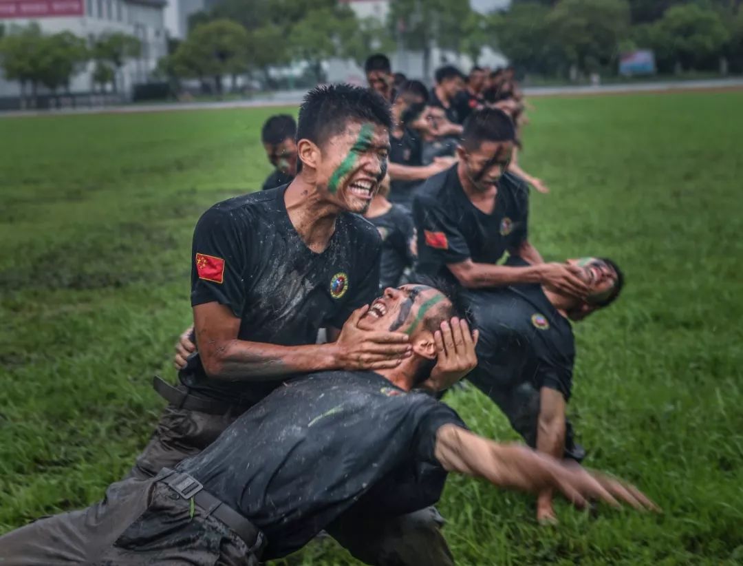 [中国军网]张张是大片！这场雨中练兵太酷了~