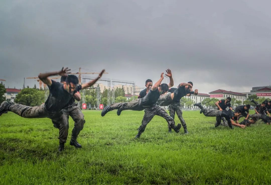 [中国军网]张张是大片！这场雨中练兵太酷了~