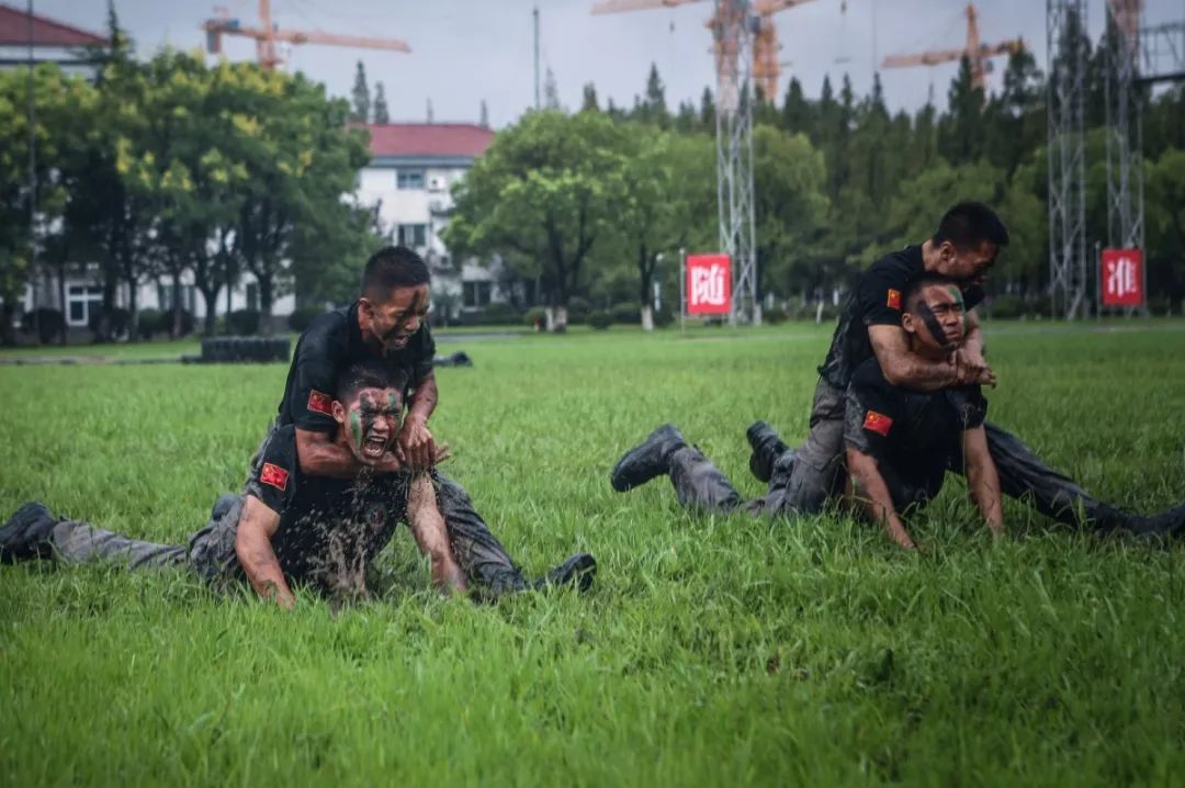 [中国军网]张张是大片！这场雨中练兵太酷了~