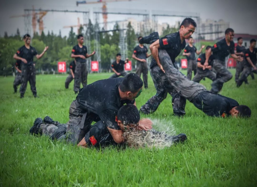 [中国军网]张张是大片！这场雨中练兵太酷了~