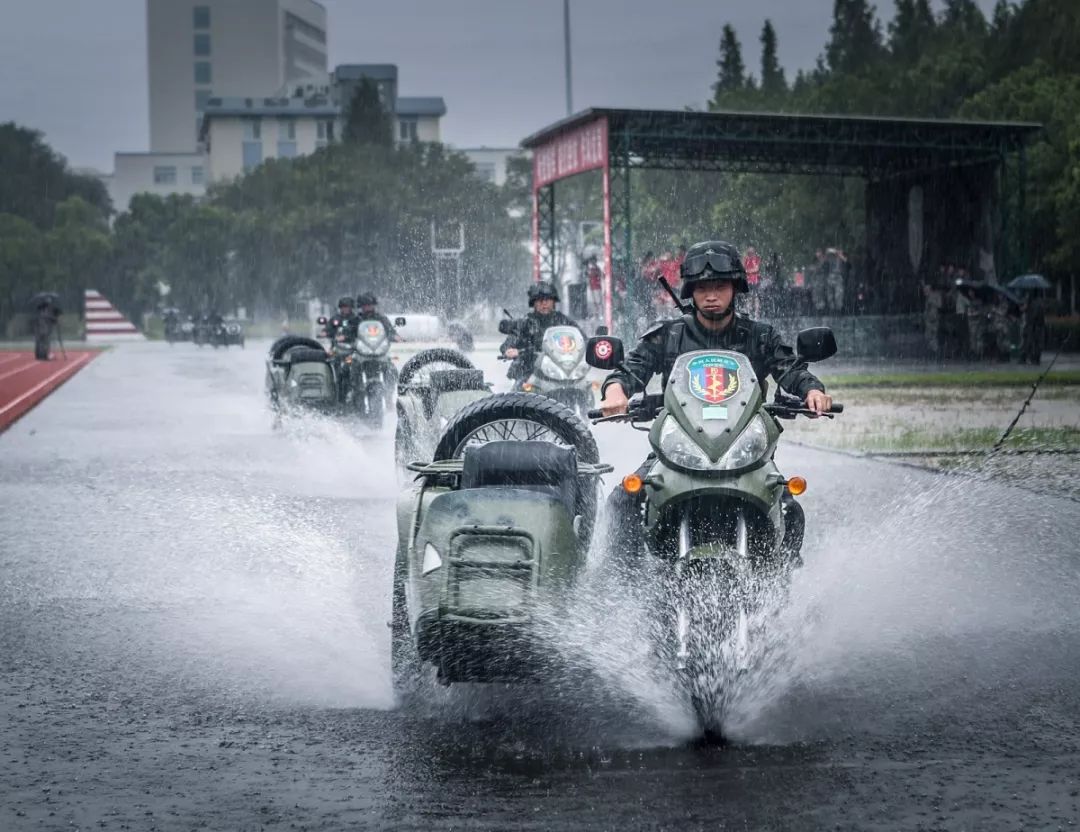 [中国军网]张张是大片！这场雨中练兵太酷了~