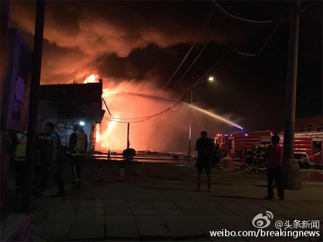 北京一五金商铺起火过火面积2200平米 无人员