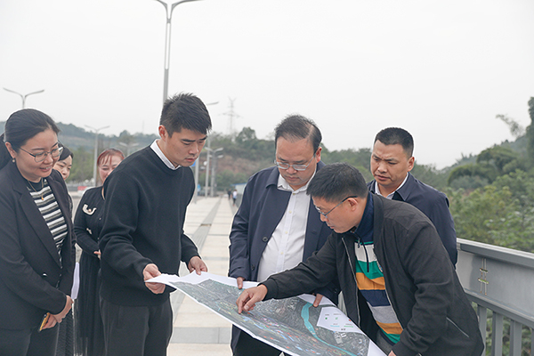 自贡市大安区委书记彭长林调研釜溪河大安段河长制工作运行情况_fororder_1调研现场