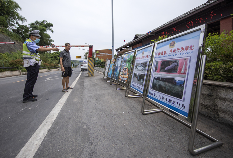 【B】重庆江北交巡警：烈日酷暑守岗位 汗水湿襟保畅通