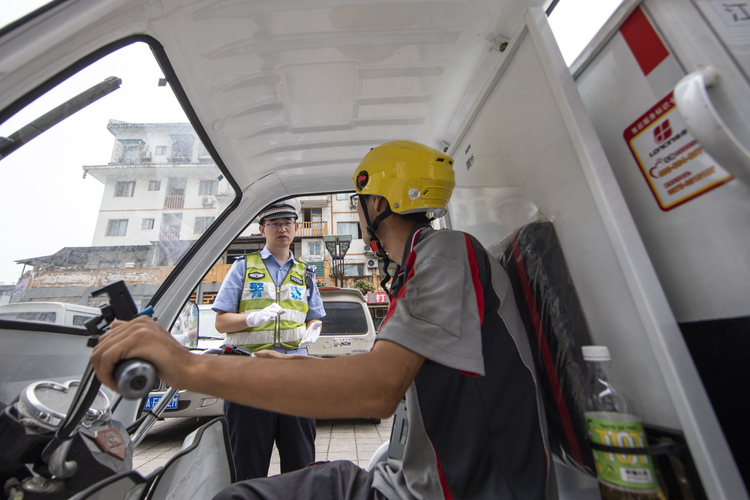 【B】重庆江北交巡警：烈日酷暑守岗位 汗水湿襟保畅通