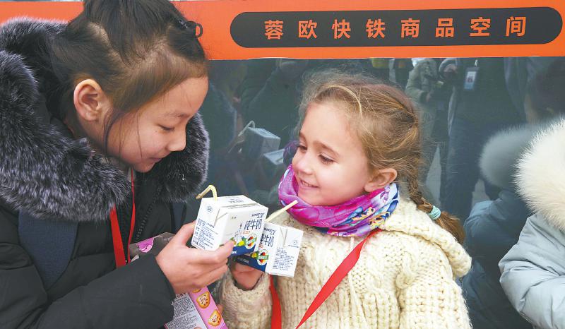 （焦点图）来自"一带一路"沿线国家的10个家庭在成都共度中国年