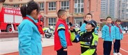 西安市雁塔區交警消防聯合開展安全知識進校園活動