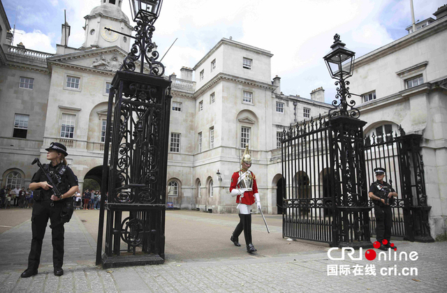 英国伦敦安保升级警察持枪巡逻组图