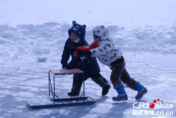 图片默认标题_fororder_游客在达古冰山游玩嬉戏-(3)