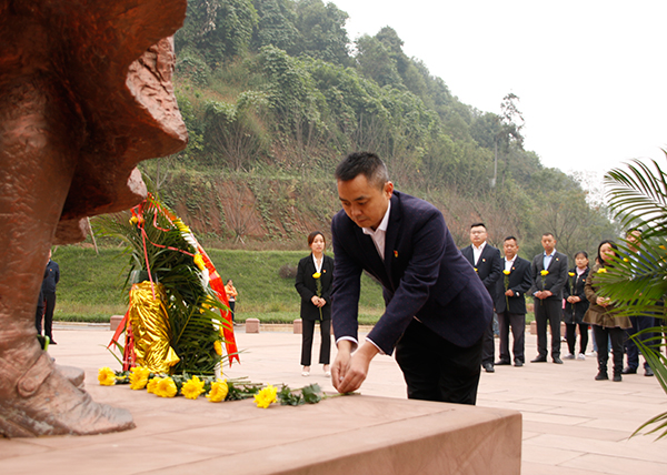 宜宾市翠屏区举行“万名师生千里连线 共同怀念英雄赵一曼”纪念活动_fororder_向赵一曼烈士敬献鲜花-摄影-何芳