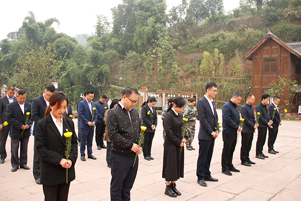 宜宾市翠屏区举行“万名师生千里连线 共同怀念英雄赵一曼”纪念活动_fororder_白花镇领导在赵一曼烈士塑像前默哀-摄影-何芳