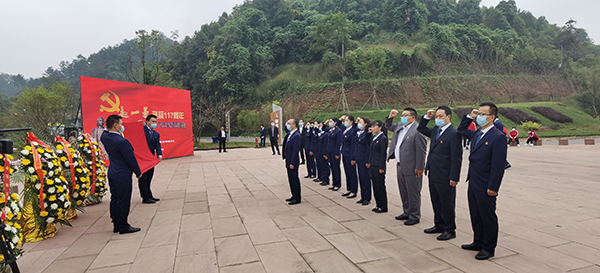 宜宾市翠屏区举行“万名师生千里连线 共同怀念英雄赵一曼”纪念活动_fororder_重温入党誓词-摄影-何芳