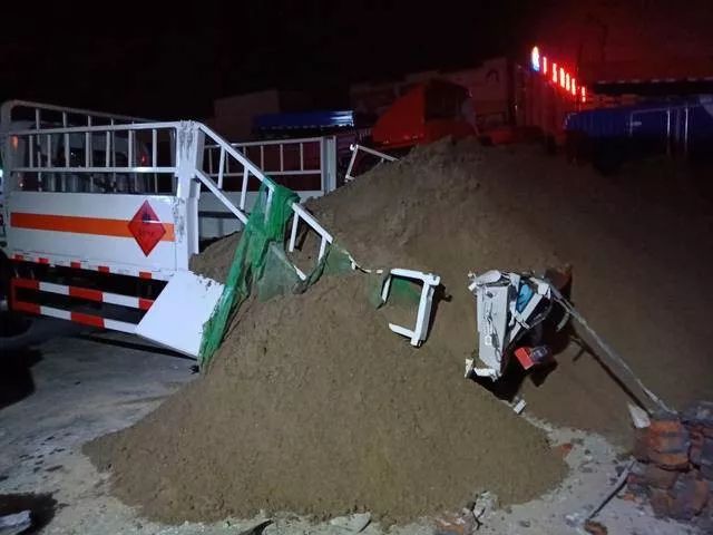 「新华社」真硬汉！他用身体扛了一个多小时