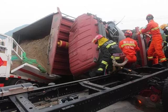 「新华社」真硬汉！他用身体扛了一个多小时