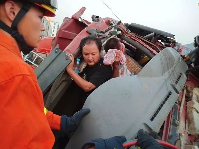 「新华社」真硬汉！他用身体扛了一个多小时