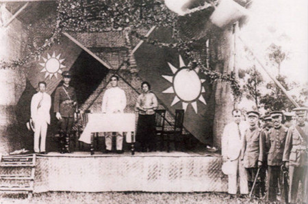 1924年6月16日，孫中山、宋慶齡在黃埔軍校開學典禮的主席台上。台上還有黃埔軍校黨代表廖仲愷（左一）、校長蔣介石（左二）。台下著白色西裝者為蘇聯代表。