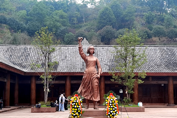 宜宾市翠屏区举行“万名师生千里连线 共同怀念英雄赵一曼”纪念活动_fororder_民族英雄赵一曼-摄影-何芳