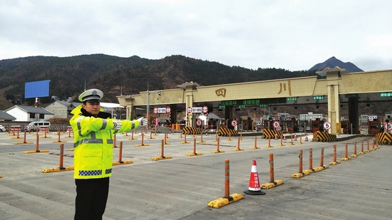 （焦点图）站岗川陕交界处 人大研究生为四川驻守东北大门