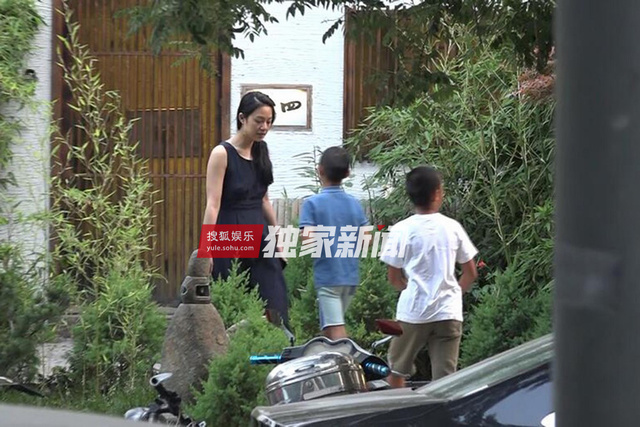 周韵带两儿子外出游玩 大儿子酷似姜文(组图)