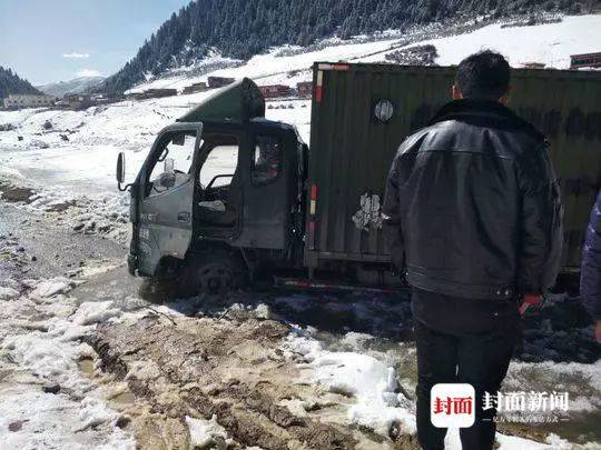 四川辅警跳入冰河救援被困货车 2小时冻伤双腿(组图)