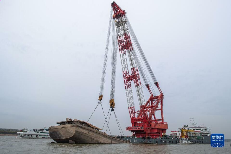 长江干线碍航历史沉船应急抢险打捞工作首次实施