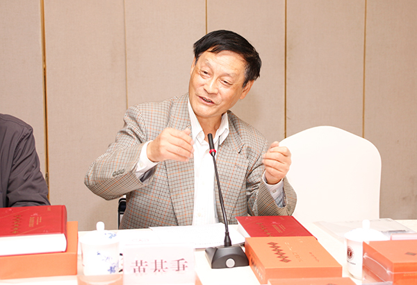 《中华白酒文化汉英双解词典》新书研讨会在成都举行_fororder_黄基秉主持会议现场-摄影-高学兵