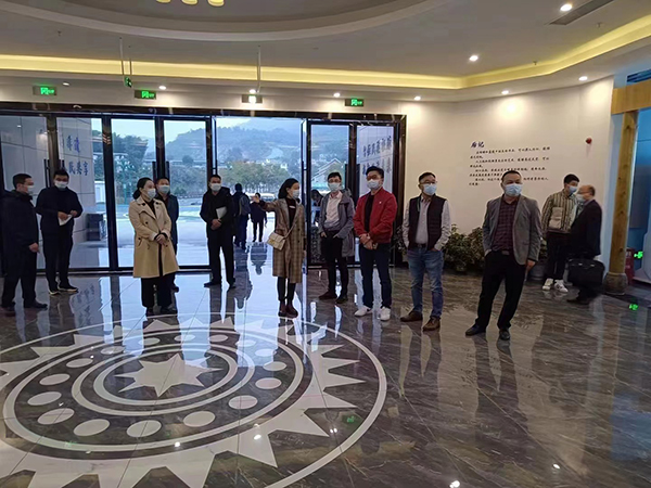 宜宾珙县擦亮文旅金字品牌 文旅专家学者把脉开方_fororder_考察组一行实地考察苗族蜡染非遗文化馆-摄影-张荩予