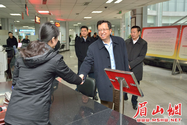 （导航眉山）慕新海调研市党务政务服务中心并看望慰问工作人员