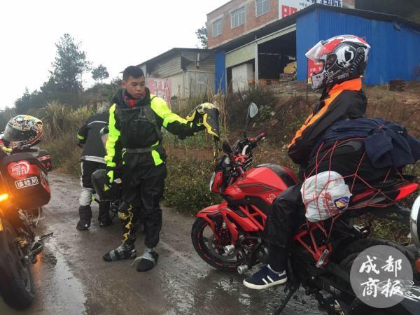 小伙骑摩托车3000里过年：与父辈不同 为骑行乐趣