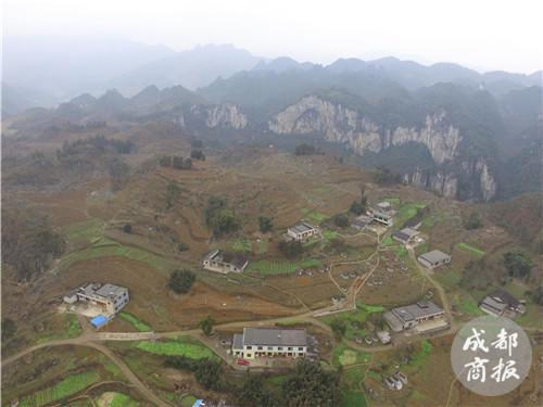 小伙骑摩托车3000里过年：与父辈不同 为骑行乐趣