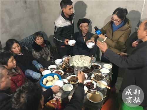 小伙骑摩托车3000里过年：与父辈不同 为骑行乐趣