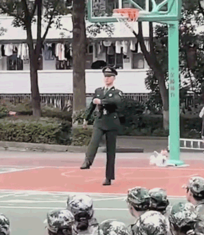 一个人走出千军万马的气势！原来他是……