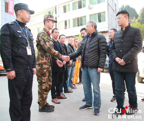 绵阳盐亭县委书记袁明看望慰问春节期间一线工作人员