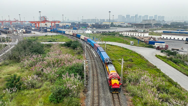 New energy Vehicles Exported to Europe by China Railway Express (Chengdu)_fororder_图片 1