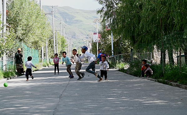 #澎湃新闻网#【新时代?幸福美丽新边疆】“凿壁书记”次仁欧珠：