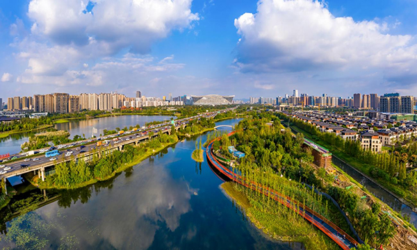 《成都市绿色低碳发展报告(2021)》发布_fororder_锦城湖里的“蓝天白云”-供图--成都市生态环境局
