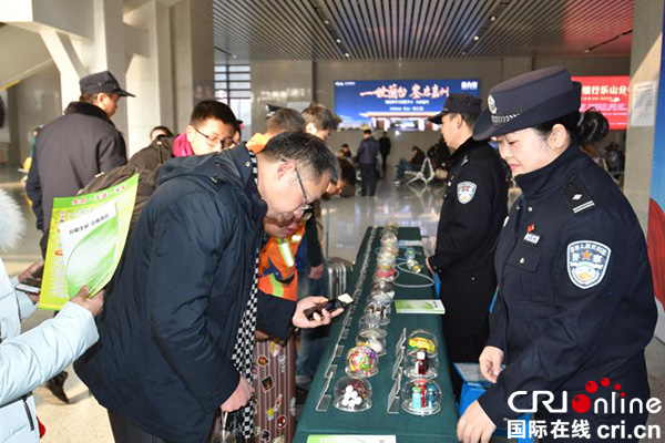 图片默认标题_fororder_展示仿真毒品样品（乐山市公安局-供图）