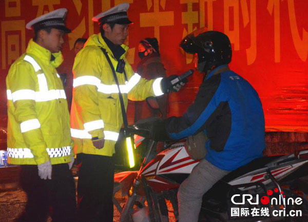 图片默认标题_fororder_交警对车主进行是否酒驾测试（摄影王卫东）