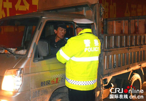 图片默认标题_fororder_交警对来往车辆车主是否酒驾进行测试（摄影王卫东）