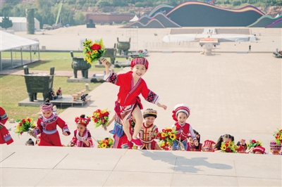 【要闻-文字列表+摘要】【河南在线-文字列表】【移动端-文字列表】(页面标题:民族大联欢活动在炎黄广场启动)民族大联欢活动于9月12日在炎黄广场启动