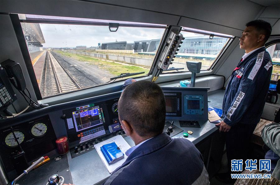 新华网@中企承建的肯尼亚内马铁路进行联调联试