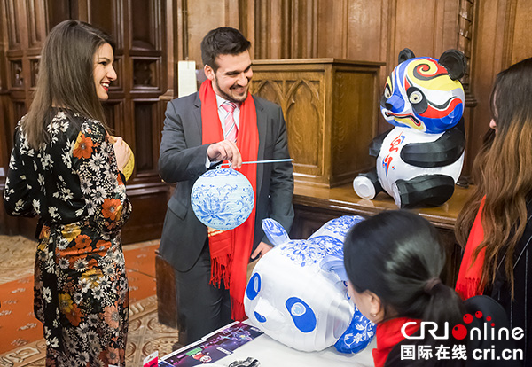 图片默认标题_fororder_外国友人感受彩灯文化（供图-自贡彩灯之乡集团）