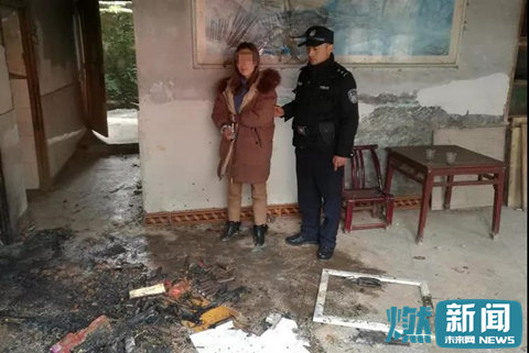 女子因发红包不满在公公家客厅放鞭炮 报警称失火被拘留
