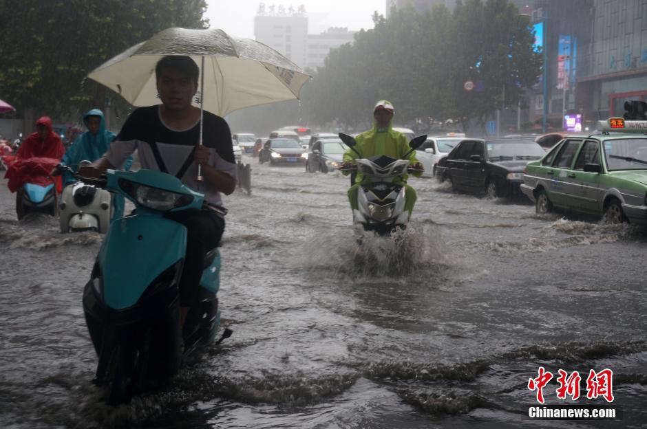 暴雨突袭郑州 街头瞬间成河