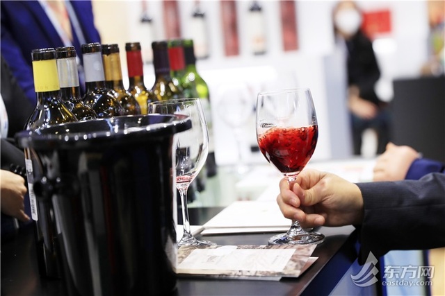 美酒佳酿甜蜜进驻 打卡进博会最“醉人”展馆 美酒佳酿甜蜜进驻 打卡进博会最“醉人”展馆