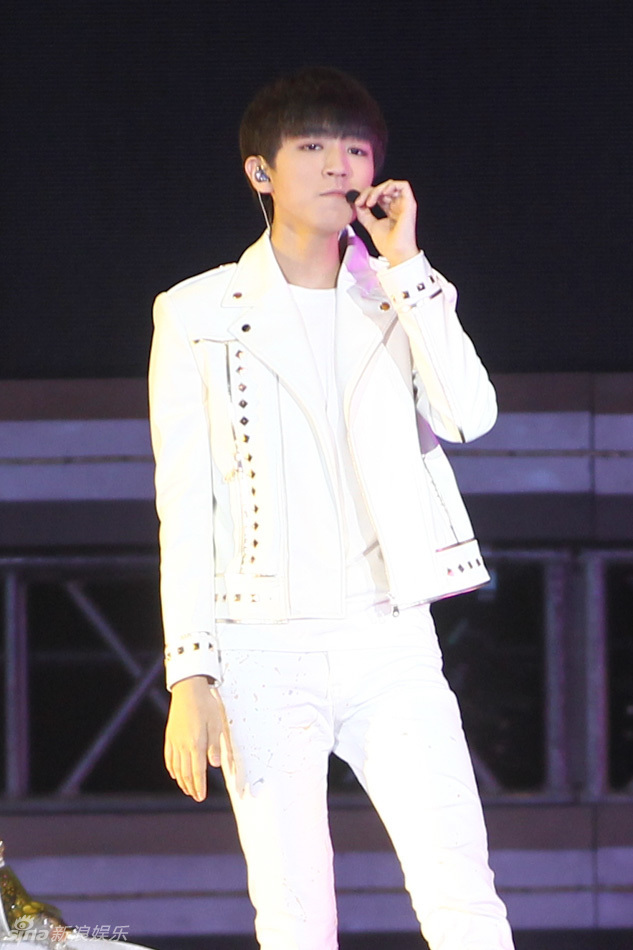 TFBOYS三周年成灯牌海洋 李小璐甜馨现身(组图)[16]- 中国日报网